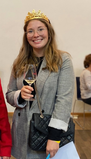 Die neue rheinhessische Weinprinzessin Anna Glöckner im Bürgerhaus Dolles bei der Weinprobe Top3